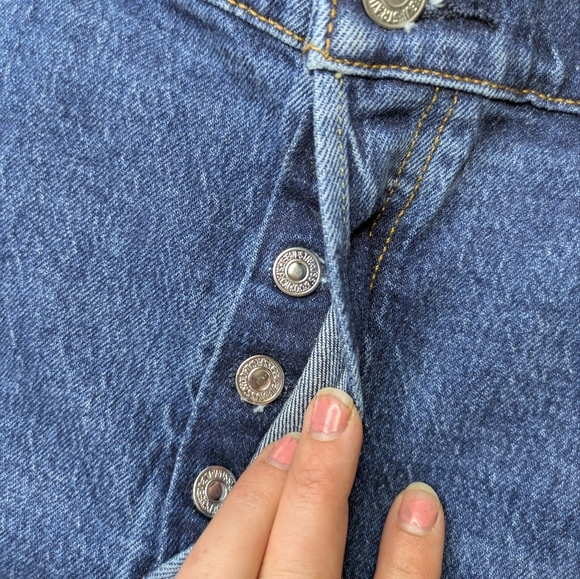 Levi's 501 Denim Shorts Size 18W 5 Button Fly Medium Wash Original Fit - Picture 4 of 8